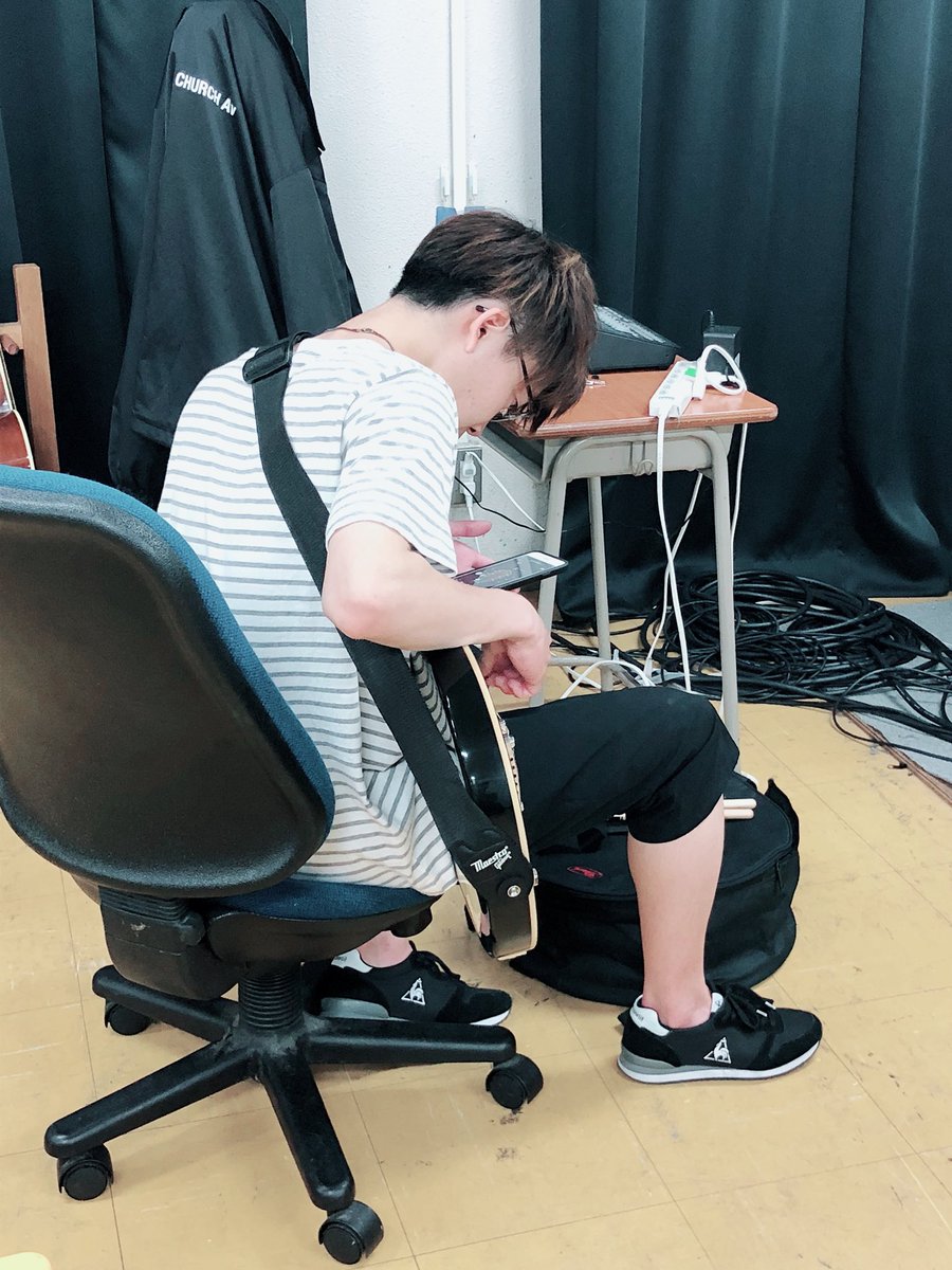 G_HiyocoLive's tweet photo. (日付が変わるような深夜なので…中の人からオフショットの差し入れを…)
(テーマは背中で語る…あたりでせうか…) https://t.co/Cy0RtfNCwH