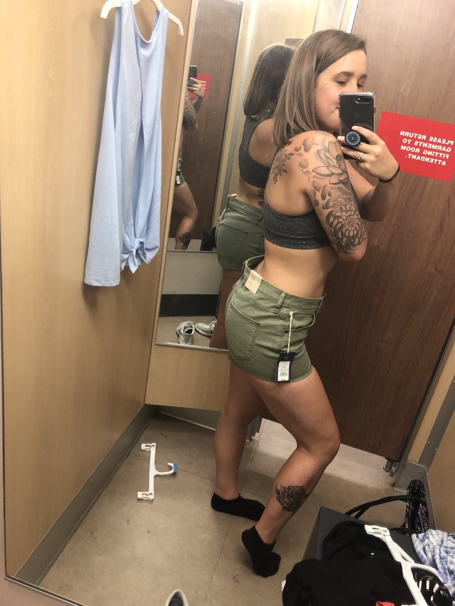 addictedtofitt's tweet photo. This was my size last summer...

Non-scale victories are the best 💕 https://t.co/fJPD6At7WF