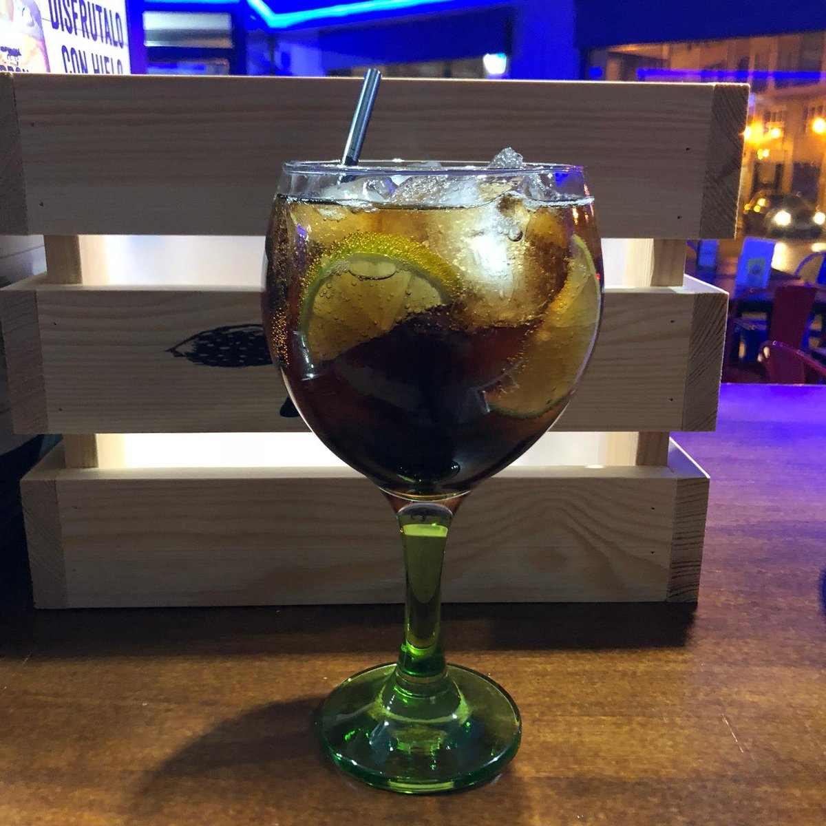 nexo_bar's tweet photo. ¡Hoy tenemos las copas a 3'50€! 
Y si eres universitario a 3€ 🌚
¿Te lo vas a perder?
#CreandoComunidad #Nexo #NexoBar #GetNexed https://t.co/FStBDvdQeG