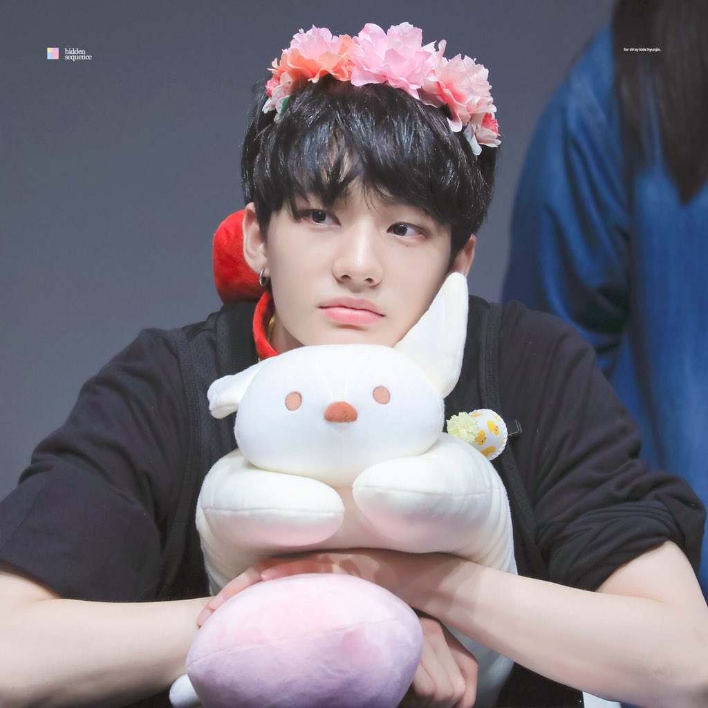 sequence_hj's tweet photo. 180401 🐰🌷

#스트레이키즈 #현진 #황현진 
#StrayKids #Hyunjin https://t.co/LBupWGOGlS
