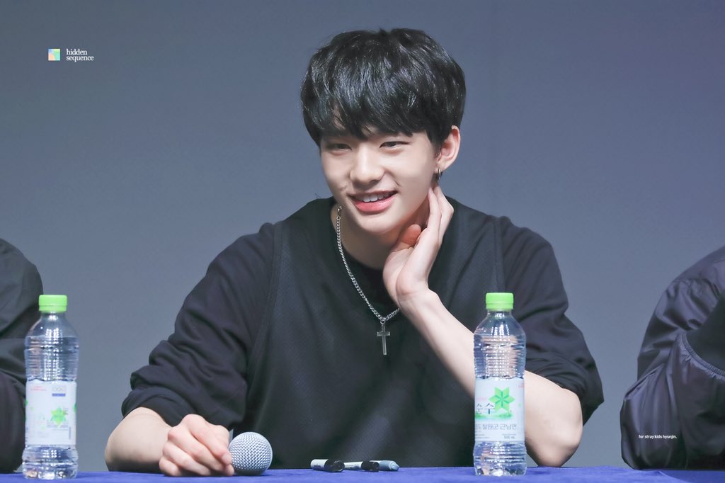 sequence_hj's tweet photo. 180401 🐰🌷

#스트레이키즈 #현진 #황현진 
#StrayKids #Hyunjin https://t.co/LBupWGOGlS