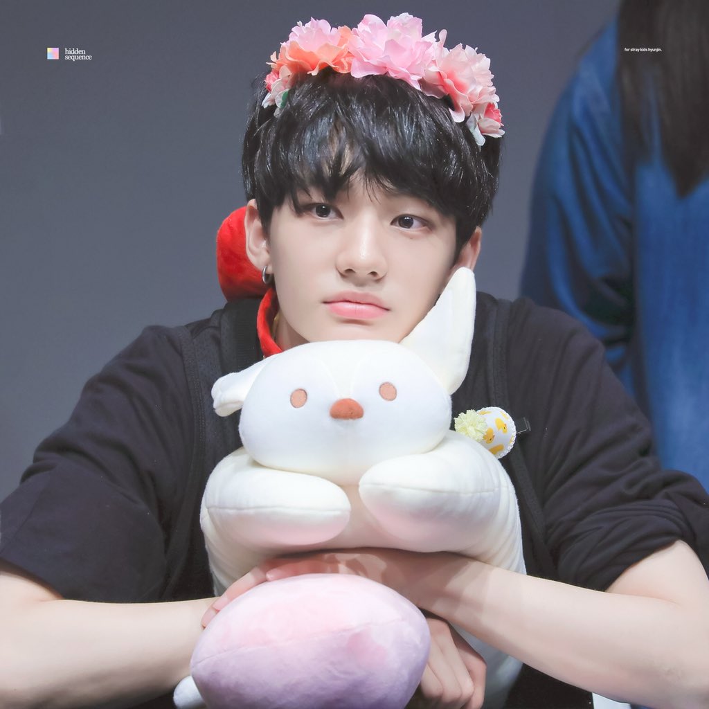 sequence_hj's tweet photo. 180401 🐰🌷

#스트레이키즈 #현진 #황현진 
#StrayKids #Hyunjin https://t.co/LBupWGOGlS