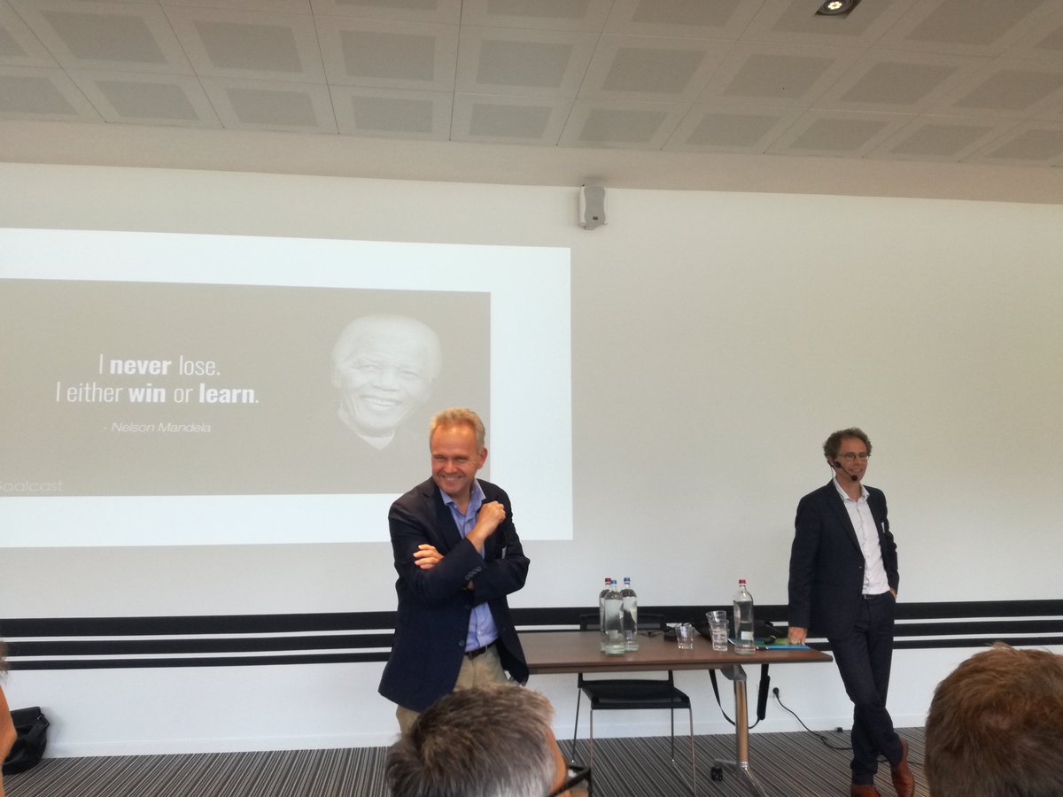 RetailSonar's tweet photo. De eerste sessie van het @Vlerick Retail Platform is er meteen boenk op! Onze klant Dirk Schaele (#Lapperre) vertelt vol vuur zijn verhaal over datagedreven retail. https://t.co/u1TReS92Oq