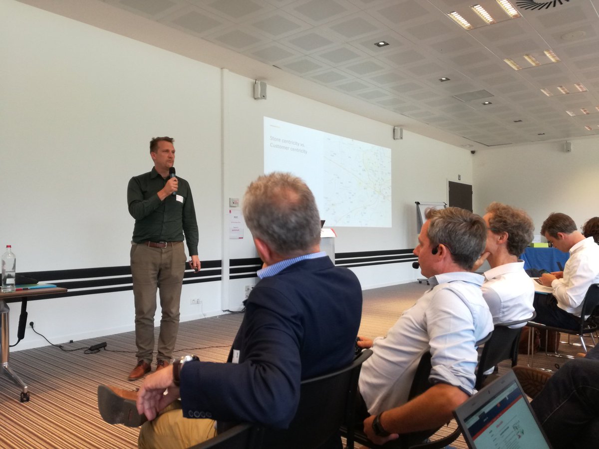 RetailSonar's tweet photo. De eerste sessie van het @Vlerick Retail Platform is er meteen boenk op! Onze klant Dirk Schaele (#Lapperre) vertelt vol vuur zijn verhaal over datagedreven retail. https://t.co/u1TReS92Oq