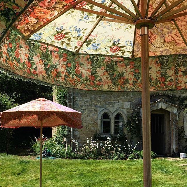 sthgpinkblog's tweet photo. Too hot for me today! 
Quanto belli sono questi ombrelloni!? I die for them! #Repost @sunbeam_jackie #hotdaytoday #troppocaldo #toohotforme #gimmethatparasol #sunbeamjackie #todiefor https://t.co/7mi4C24daC https://t.co/IrjcAJDtle