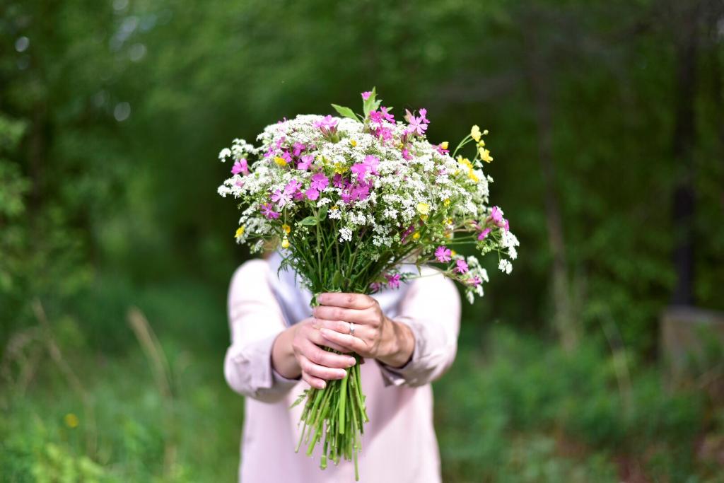 Nordea_Aspa's tweet photo. Sometiimi siirtyy juhannuksen viettoon ja toivotamme kaikille taianomaista #juhannus'ta! 🌼🌸🌾✨
Juhannuksen aukioloajat löytyvät täältä ➡️ https://t.co/71QFtc0g7z https://t.co/8FqDGnV684