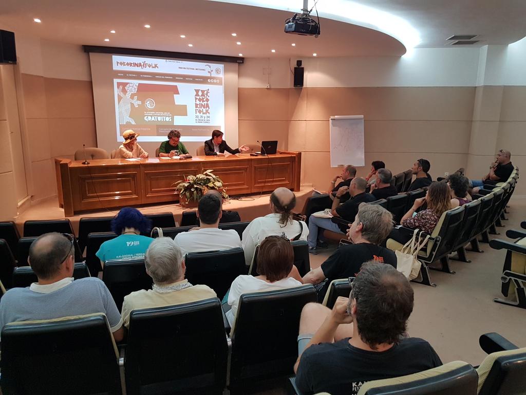 Comienza el IV Encuentro de Programadores Culturales #PoborinaFolk con la asistencia de muchos festivales de la provincia de Teruel y de otros lugares. Una tarde para aprender de los ponentes y entre nosotros.