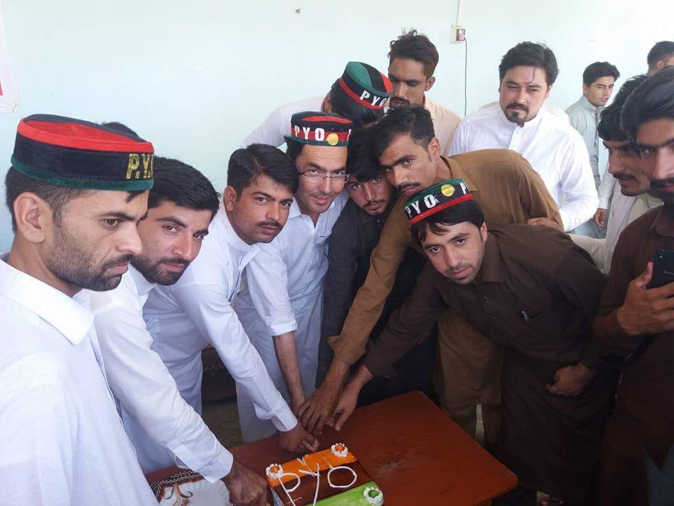 PYO_KP's tweet photo. Peoples Youth Organization Jiyalas from #Mardan celebrating Birthday of  #MuhtaramaShaheedBenazirBhutto. 
#HappyBirthdaySMBB https://t.co/Ia2AMqV0eb