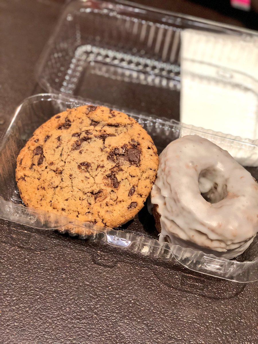 theredplate_'s tweet photo. Five Daughter’s Bakery
Vegan Donuts you say 🧐
Pretty good cookies too 
@Five_Daughters 
#RedPlateGotYall https://t.co/Ez89ReMO9i