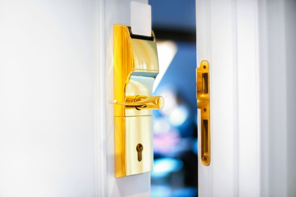 amadeushosp's tweet photo. Steps you can take today to ensure the safety of staff and guests at your #hotel. @Traknprotect https://t.co/IofMvtc9dO https://t.co/UBBH7A3Xqr