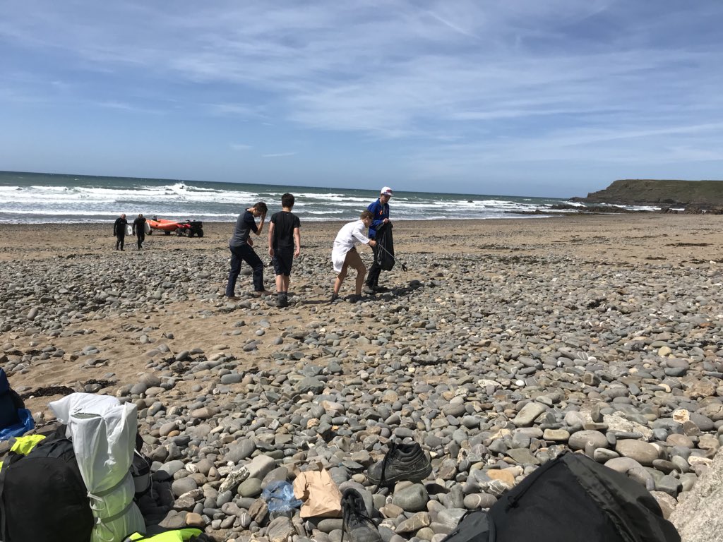 sam8matthews's tweet photo. @recycle_now @StJosephsSch helping out as part of their @DofE expedition aim #plasticwaste #widemouthbeach @DofESouthWest @RNLI @BBCCornwall https://t.co/ACwtlRSQ1p