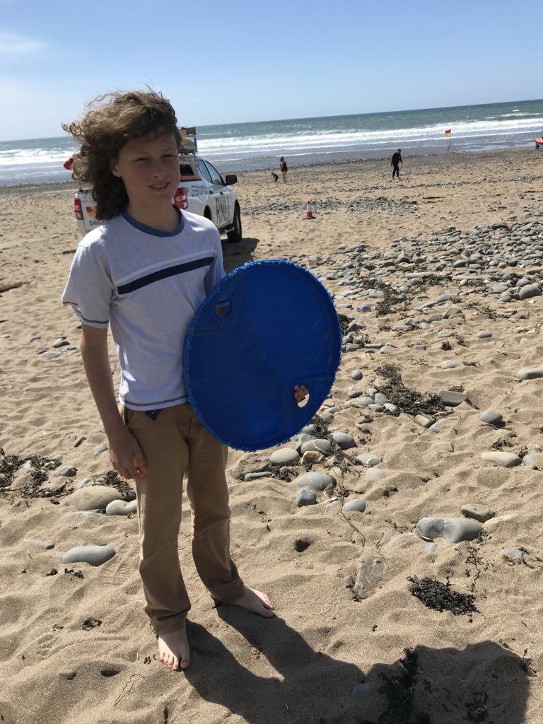 sam8matthews's tweet photo. @recycle_now @StJosephsSch helping out as part of their @DofE expedition aim #plasticwaste #widemouthbeach @DofESouthWest @RNLI @BBCCornwall https://t.co/ACwtlRSQ1p