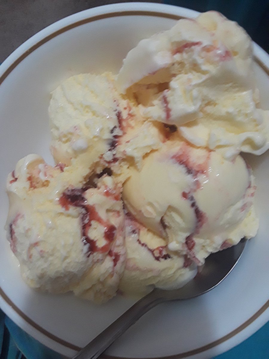 mawraculleos's tweet photo. #real #countryrich #strawberry #icecream https://t.co/Vc5a9nspfv