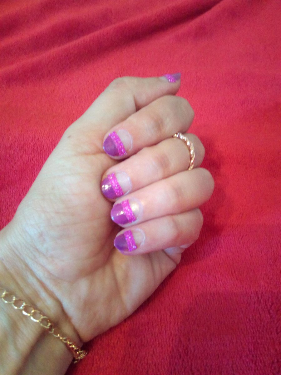 Olena7582's tweet photo. Quick and easy #Manicure for a spesial day #Nails #NailArt https://t.co/ay6M1iLqCy