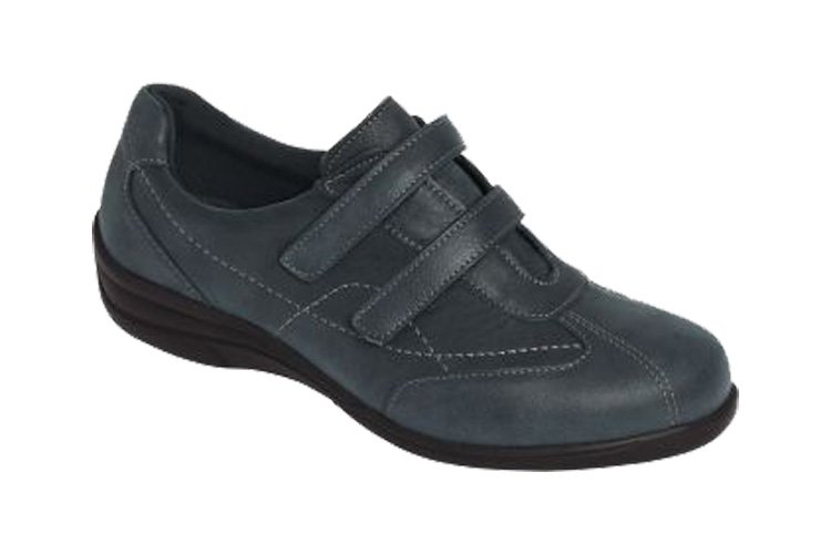 With Sporty styling and attractive stitch detail the touch fastening straps allow for easy adjustment and maximum comfort. Available in Navy size 6. 
0800 112 3877