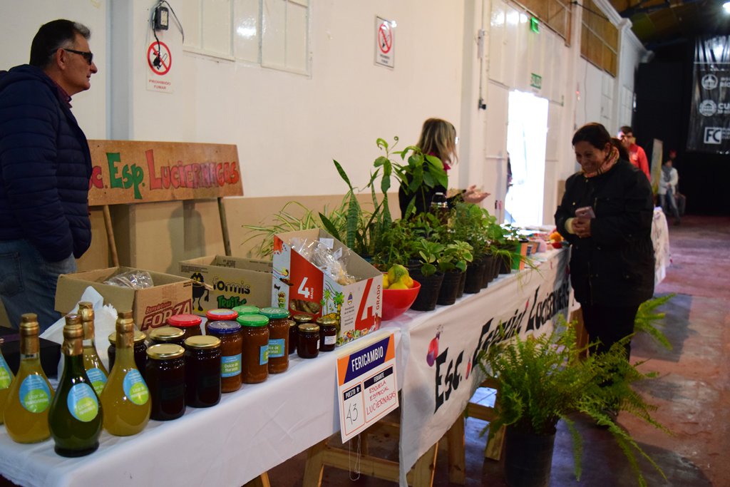 MinAgriCba's tweet photo. Hoy en el Viejo Mercado de la Ciudad de #RioCuarto se realiza la #FERICAMBIO
Se trata de una instancia de intercambio de productores de la #AgriculturaFamiliar de la región.
Son 46 puestos que muestran la calidad de la producción a pequeña escala. https://t.co/xMOj2tlvic