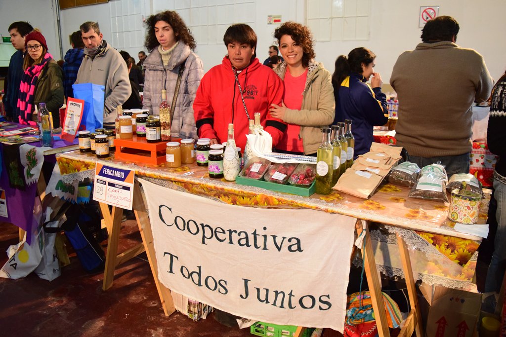 MinAgriCba's tweet photo. Hoy en el Viejo Mercado de la Ciudad de #RioCuarto se realiza la #FERICAMBIO
Se trata de una instancia de intercambio de productores de la #AgriculturaFamiliar de la región.
Son 46 puestos que muestran la calidad de la producción a pequeña escala. https://t.co/xMOj2tlvic