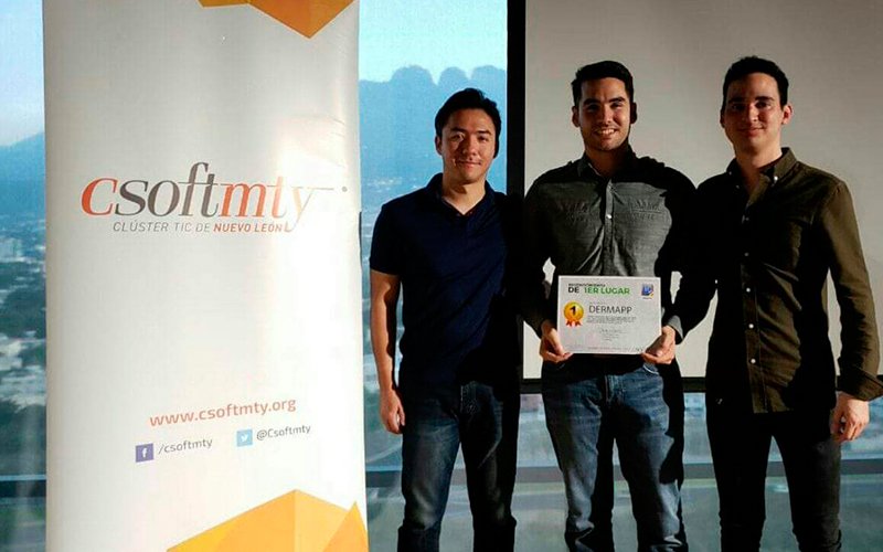 PLAYERS_Mty's tweet photo. Los @ExaUDEM Alejandro López, Andrés Garzafox y Sergio Hurtado se llevan el primer lugar del Apporta 2018. Conoce más sobre su aplicación #Dermapp https://t.co/Pg0d7J3Pls https://t.co/wUdrUHaonr