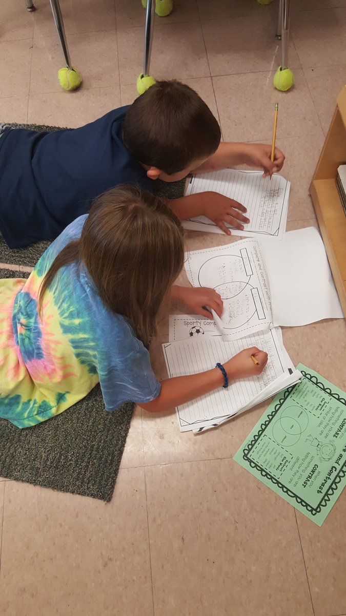 mgerlach2's tweet photo. Compared and contrasted with our friends today! Created a Venn diagram and then wrote a compare and contrast paragraph about the information learned. #frsd #readyforthirdgrade #lasttweetoftheyear @CopperHillES https://t.co/TXuza3fIsj