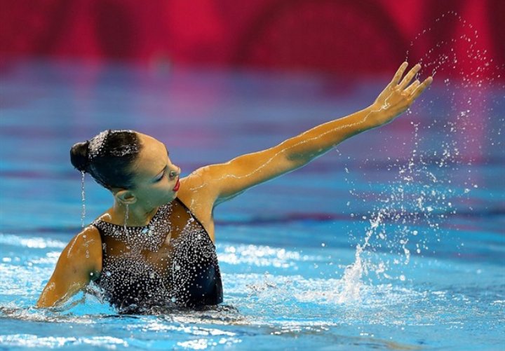 Per salutare Noemi Carrozza, i suoi amici e le compagne di squadra hanno voluto dedicarle la canzone “Piccola Anima” di Ermal Meta. Poi faranno volare via duecento palloncini, ognuno dei quali conterrà un messaggio per la campionessa italiana di nuoto sincronizzato scomparsa.