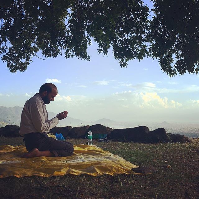 AltafQadriAP's tweet photo. A #Kashmiri man prays under the shade of a #Chinar tree on a hillock outside #Srinagar, Kashmir. #igramer #igasia #igkashmir #iphonography #Islam #pray #chinar #hills #shadow https://t.co/uSIIqCArXA https://t.co/HqZH3RGbg6
