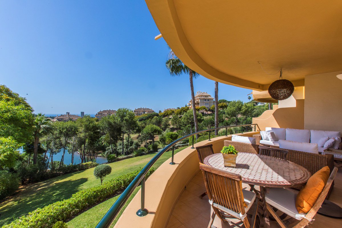 ResidenciaEstat's tweet photo. Immaculate three bedroom apartment with wonderful views in @ElviriaHills #Marbella. More photos &amp; info here: https://t.co/fURoNHDxLr…/property-details/327542/ https://t.co/KTEXdQtMTU
