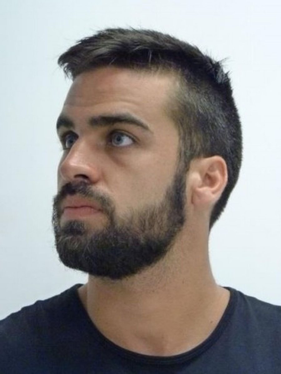 Se llama Antonio Manuel Guerrero. Es el <a href="/guardiacivil/">Guardia Civil</a> de La Manada. Dijo en el juicio que la víctima disfrutó más que él. Le puso un detective, escribió una carta denigrándola y dando las gracias a los medios que difundían sus datos. Sigue cobrando sueldo y está en libertad. Asco