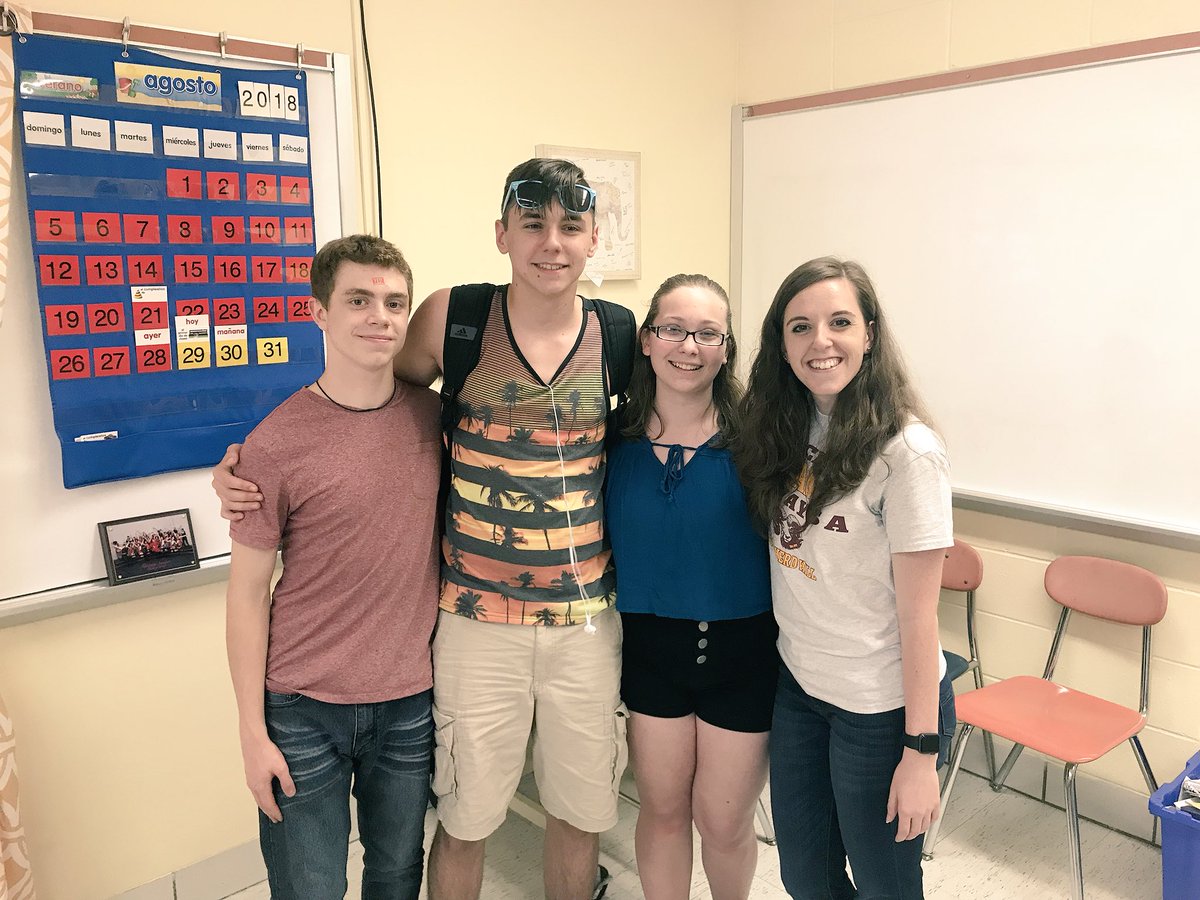 SenoritaRacicot's tweet photo. Mi grupo violeta del periodo 7 (menos Mateo) - ¡son chicos muy buenos! @avrek_p @aurorah26 #TwitterlessConnor ☀️👍🏼💜 #lastdayofschool https://t.co/RzfgDWUH08