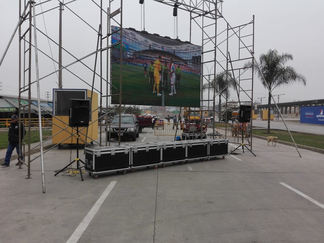 SpeedyGroupInt's tweet photo. Vivimos la fiesta del fútbol en directo y en pantalla gigante, con nuestra Expo camiones 2018, visítanos estamos hasta mañana en el Mercado Mayorista de Santa Anita. #PerúVsFrancia https://t.co/XzaA2vAEWV