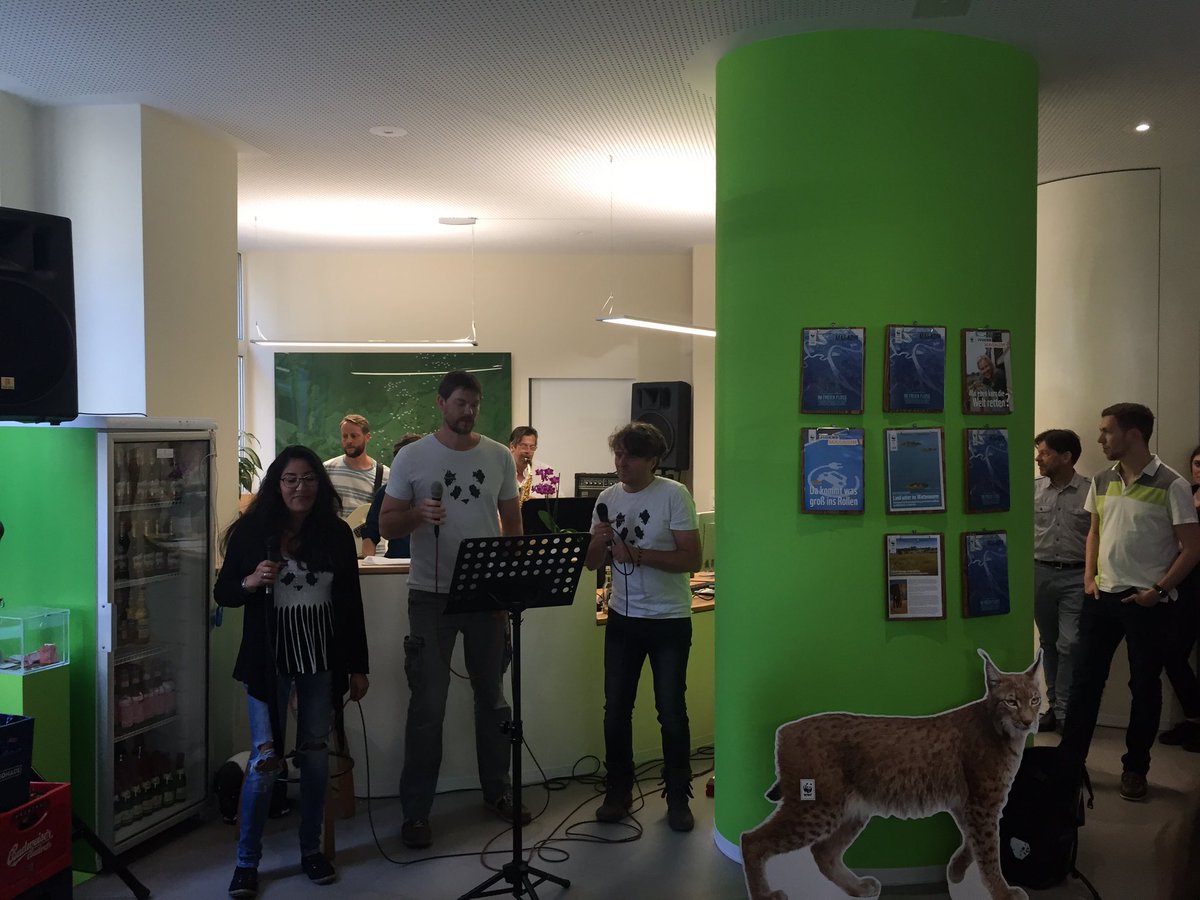 RaddatzWWF's tweet photo. Heute rockt zur #FetedelaMusique2018 unsere Hausband die PandaZ hinter und vor unserem Empfangstresen. #insidePanda . so kann's eigentlich immer sein https://t.co/2qzJjDVQpl