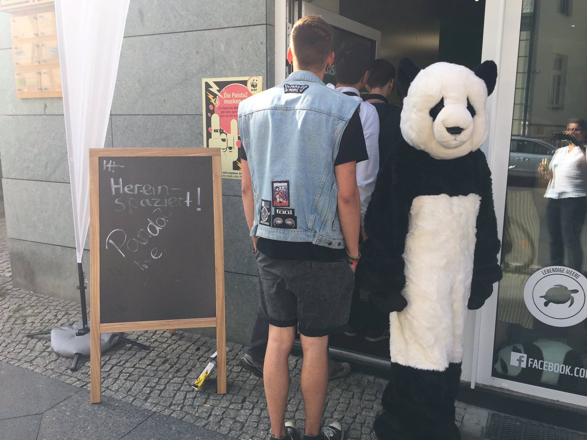 RaddatzWWF's tweet photo. Heute rockt zur #FetedelaMusique2018 unsere Hausband die PandaZ hinter und vor unserem Empfangstresen. #insidePanda . so kann's eigentlich immer sein https://t.co/2qzJjDVQpl