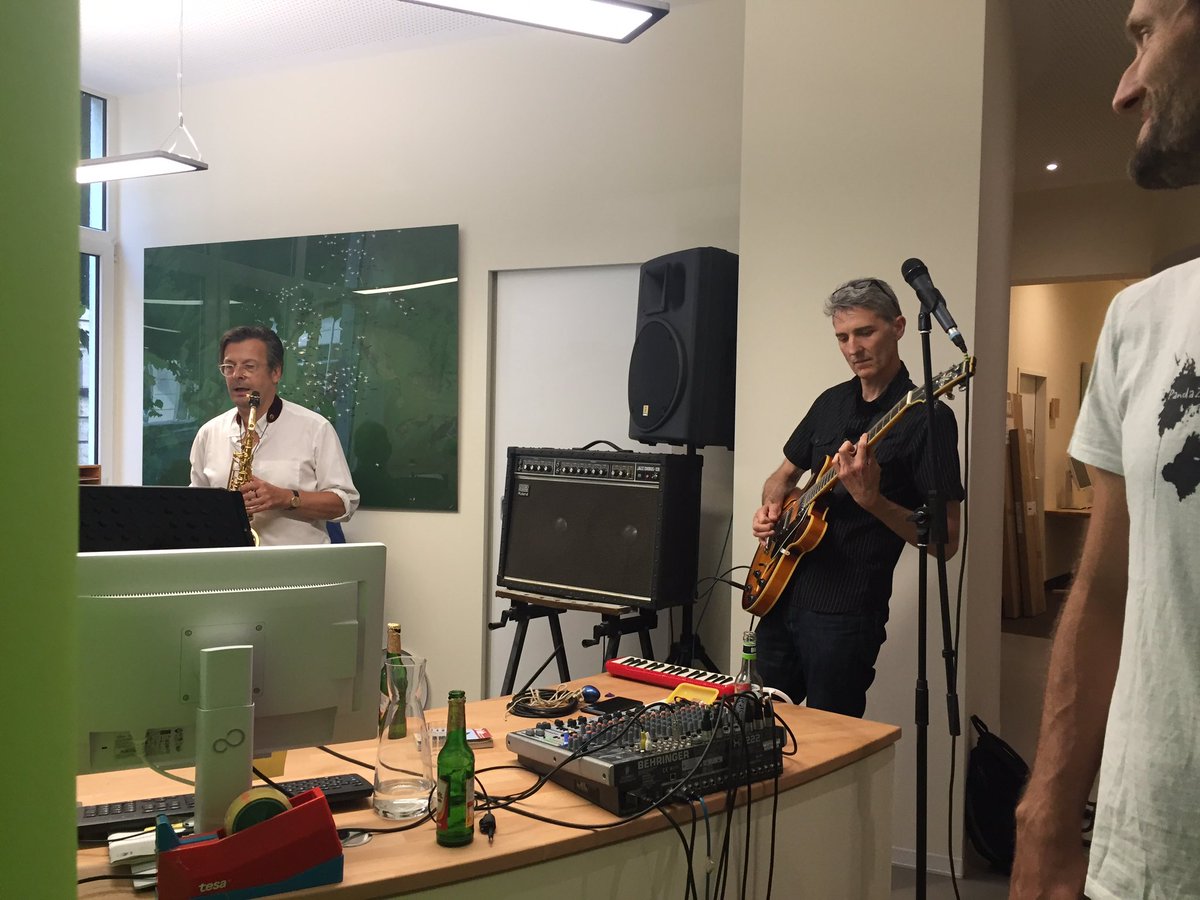 RaddatzWWF's tweet photo. Heute rockt zur #FetedelaMusique2018 unsere Hausband die PandaZ hinter und vor unserem Empfangstresen. #insidePanda . so kann's eigentlich immer sein https://t.co/2qzJjDVQpl