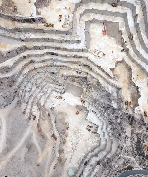 conexpolatam's tweet image. Yacimiento minero desde el aire, hasta las #megamáquinas parecen un pequeño juguete #grandesobras