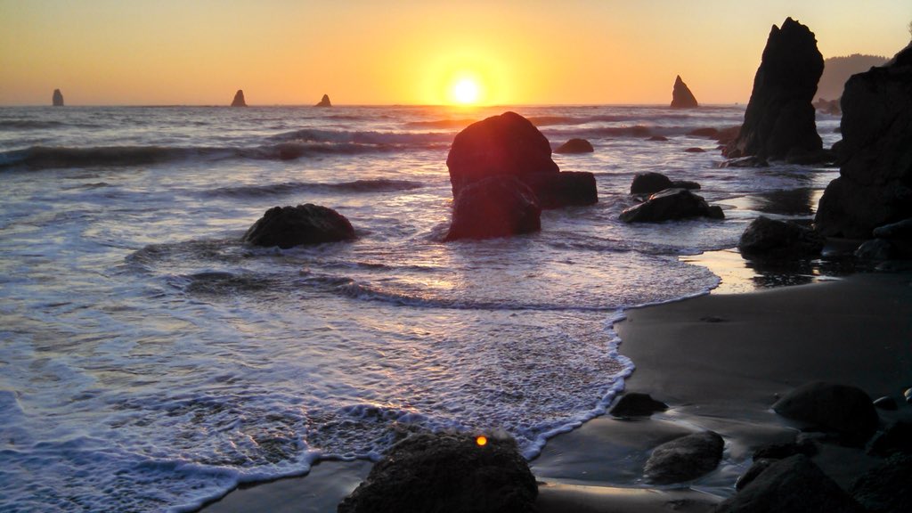 ForestServiceNW's tweet photo. Happy #FirstDayofSummer! Longer days mean more adventures &amp; fabulous outdoor memories. Go have yours today! #SummerSoltice https://t.co/3eBdC7ueb1