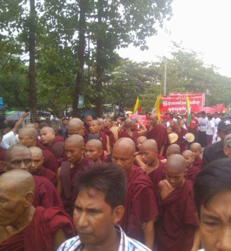 မဲမဲမ​ေၾကာက္​တဲ့ရဲရဲ​ေတာက္​​ေတြခ်ီတက္​လာၿပီ....​ေမ​ေမၾကည္​့လုပ္​​ေနာ္​...