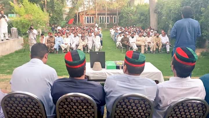 PYO_KP's tweet photo. Mohtarma Benazir Bhutto was the voice of the people. She had a genuinely strong relationship with her people. It was as if her heart used to beat in the same rhythm as the heart of the masses.
President #PYOKP @SamiKhanKp 
#HappyBirthdaySMBB https://t.co/qRkbC9nrFx