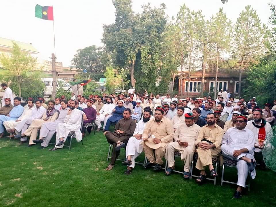 PYO_KP's tweet photo. Mohtarma Benazir Bhutto was the voice of the people. She had a genuinely strong relationship with her people. It was as if her heart used to beat in the same rhythm as the heart of the masses.
President #PYOKP @SamiKhanKp 
#HappyBirthdaySMBB https://t.co/qRkbC9nrFx