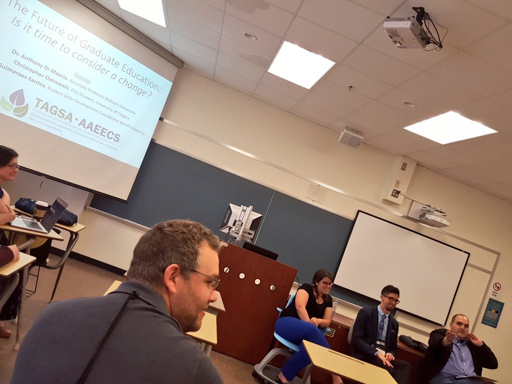 ashlyneivy's tweet photo. #GradEducation #GradStudents #STLHE2018
Great discussion at the @TAGSA_SIG Roundtable about what the heck the future of graduate education should look like. https://t.co/lauoiUdCNf
