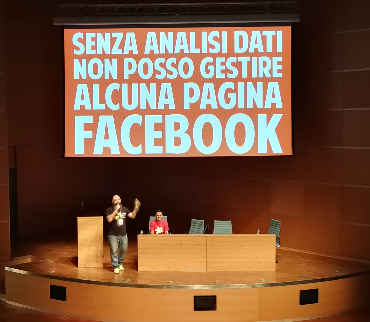 shasa14's tweet image. Se non fosse chiaro @mazzualex #wmf18 #facebookanalysis