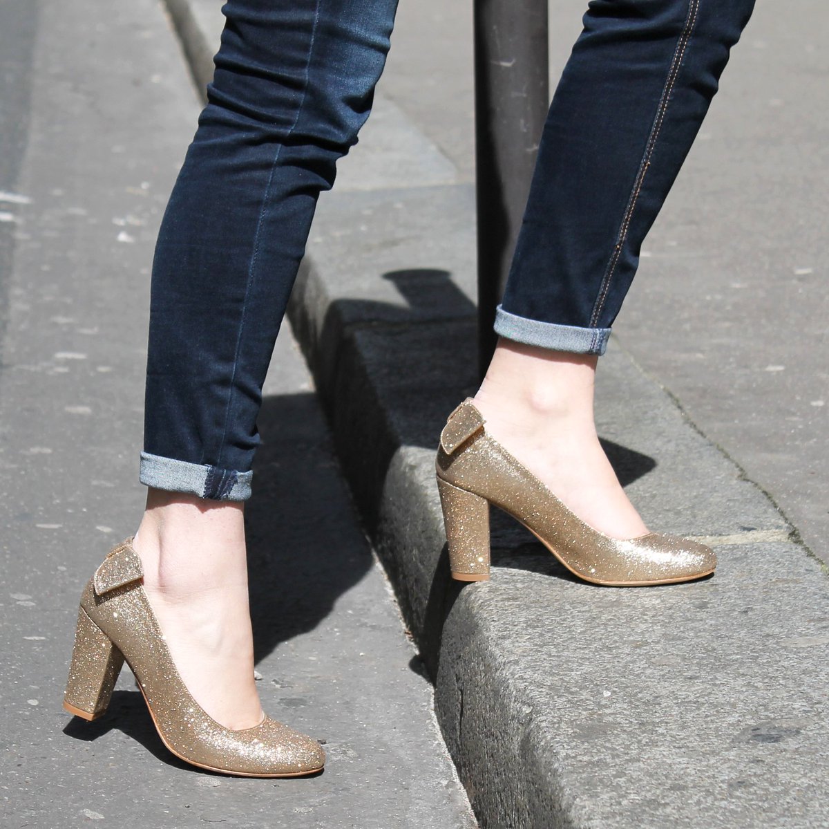 DMUS_Paris's tweet image. HELLO SUMMER ! 🌸
On commence l'été avec notre escarpin tout en fines paillettes champagne ! On adore sa brillance au soleil ! 🌼 buff.ly/2qMJ9Fh