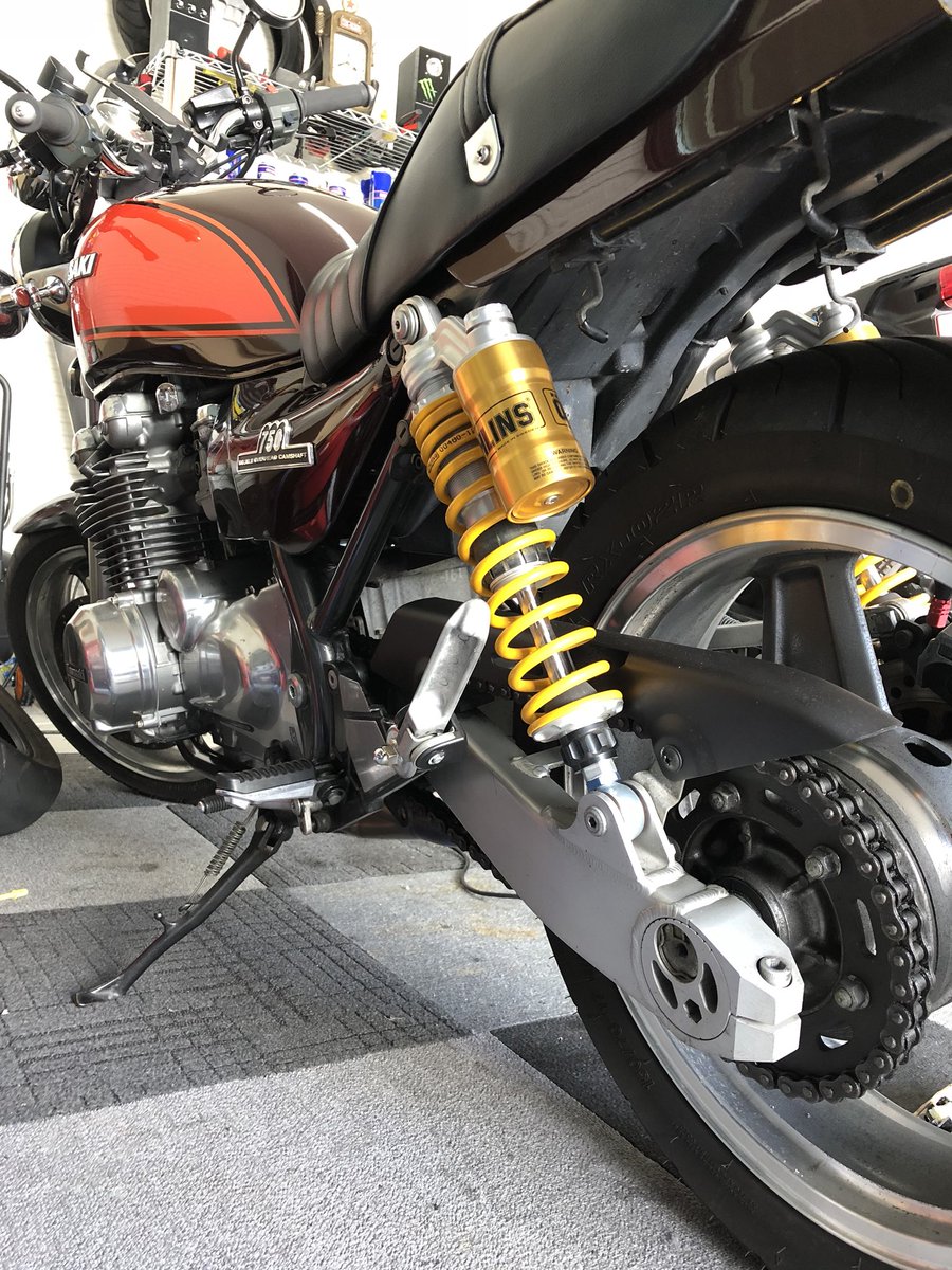 うめしょ Bee Box やっとオーリンズリアサス入れました 段階調整のベストな位置探すためにタンデム走行 違いが凄くてめっちゃ楽しい 次はキャブoh ウインカー フェンダーレス オイルクーラーサイド廻し終わったらバックステップetc ゼファー