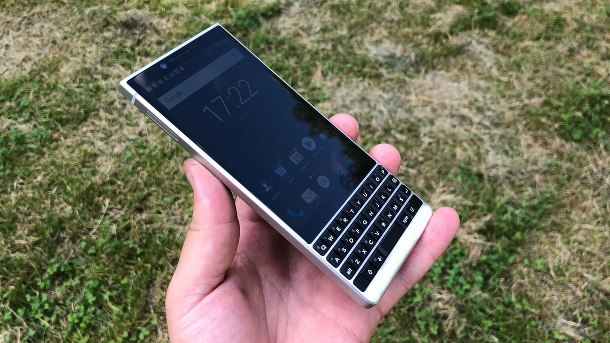 BlackBerryCzech's tweet photo. Nové BlackBerry #KEY2 ve stříbrné barvě jasně odkazuje na legendární model #PassportSilverEdition. Jak se vám líbí? 😉 @BBMobile https://t.co/180dGlBL6d