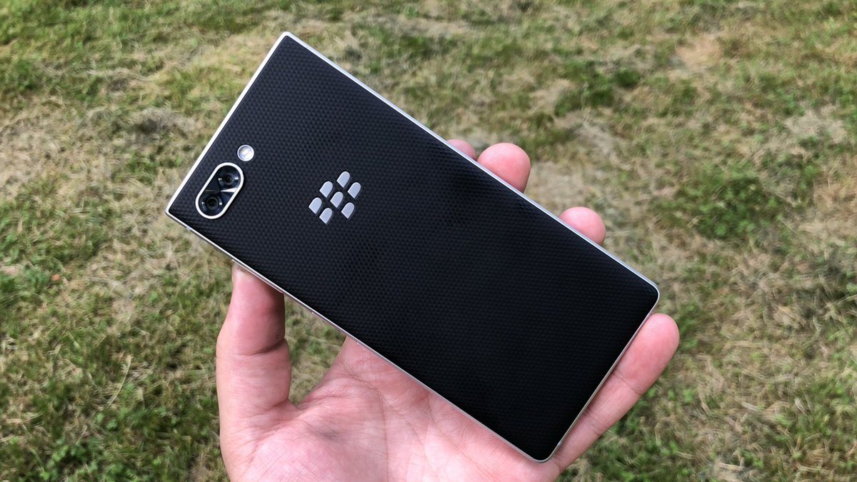 BlackBerryCzech's tweet photo. Nové BlackBerry #KEY2 ve stříbrné barvě jasně odkazuje na legendární model #PassportSilverEdition. Jak se vám líbí? 😉 @BBMobile https://t.co/180dGlBL6d