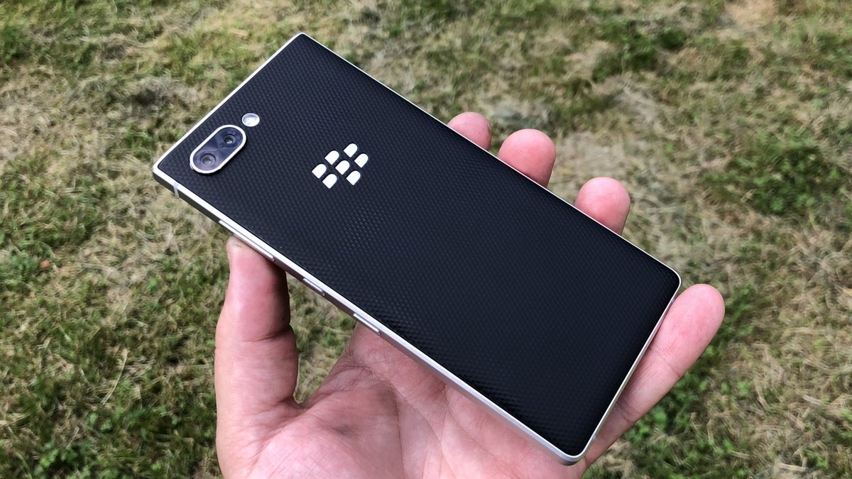 BlackBerryCzech's tweet photo. Nové BlackBerry #KEY2 ve stříbrné barvě jasně odkazuje na legendární model #PassportSilverEdition. Jak se vám líbí? 😉 @BBMobile https://t.co/180dGlBL6d