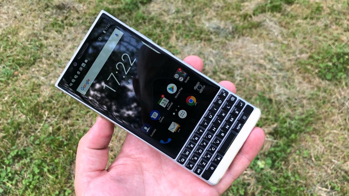BlackBerryCzech's tweet photo. Nové BlackBerry #KEY2 ve stříbrné barvě jasně odkazuje na legendární model #PassportSilverEdition. Jak se vám líbí? 😉 @BBMobile https://t.co/180dGlBL6d