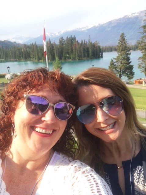 Medicard's tweet photo. Big #lips and big #smiles at booth 5 for #CSPS2018, and for the first day of #summer! #Jasper #NationalSelfieDay @FairmontJPL https://t.co/FxpPjoZlcj