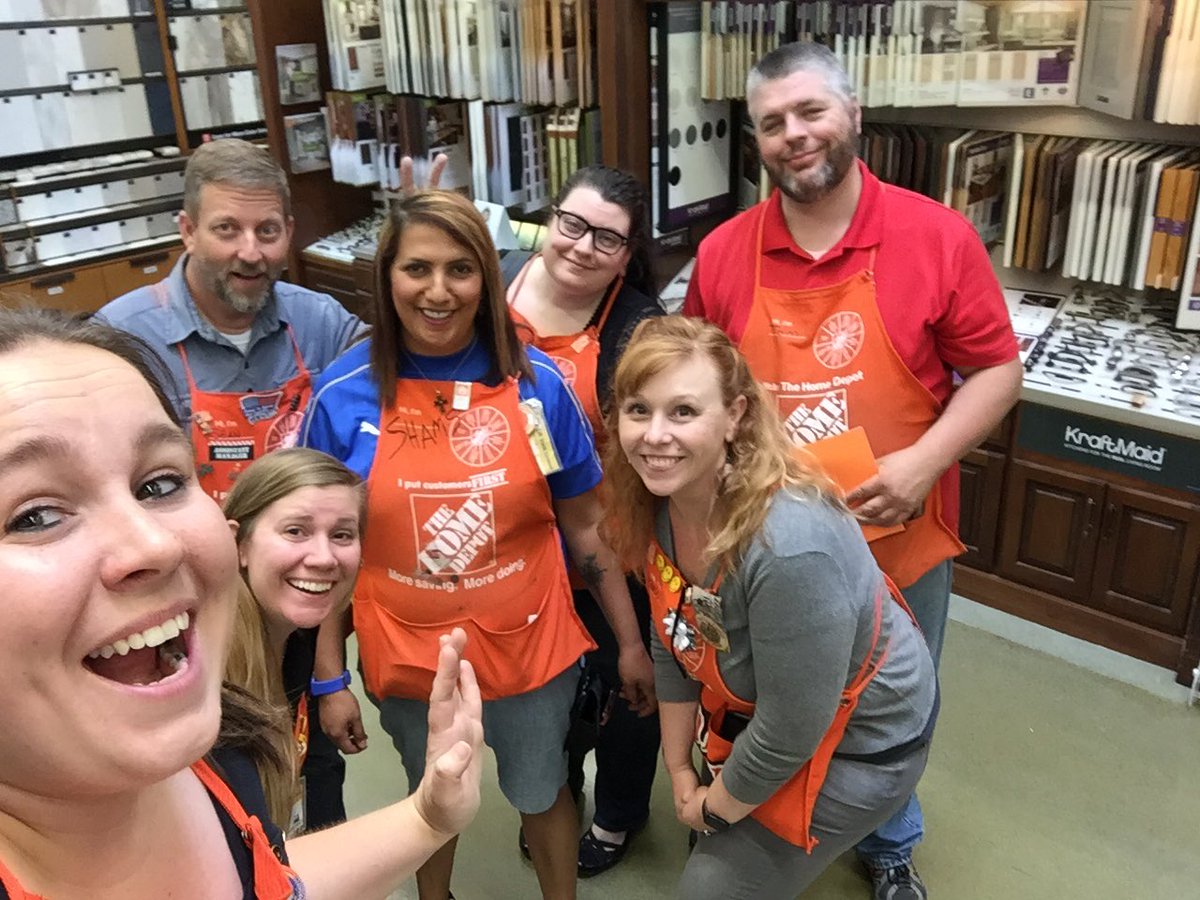 krystelbr9's tweet photo. Selfies in specialty ⭐️ @HD2716 #MWJUNE2018 #NationalSelfieDay https://t.co/QrUh5KxRZv