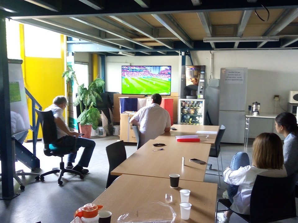 Le_Magellan's tweet photo. Quelques irréductibles face au match ! https://t.co/iV7kLDpMK4