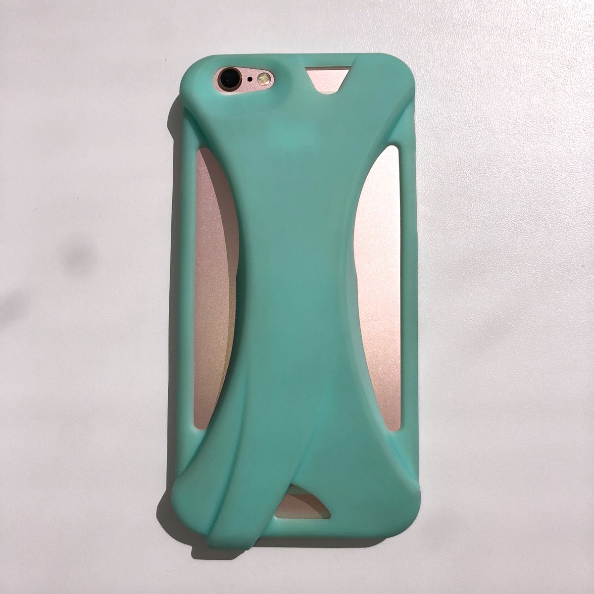 TechcessoriesL's tweet photo. If you don’t want to carry a portable speaker around then this is the phone case for you! It amplifies the sound from your phone! #phonecase #speakercase #music #speaker https://t.co/s1dvRKOYeg