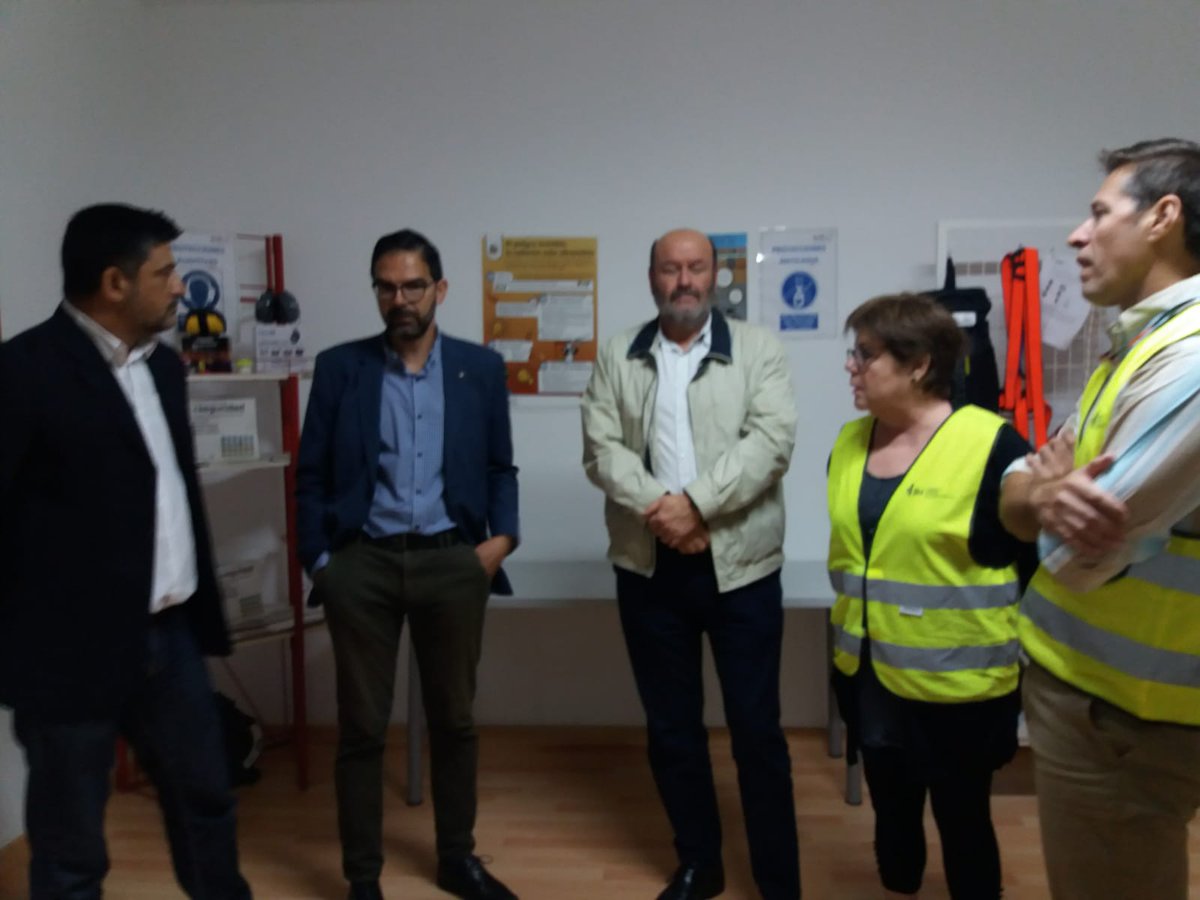 UGTCanarias's tweet photo. El secretario general de la #FICAUGT en #Canarias, Juan Carlos Pérez, visitó junto al Dtor. Gral de Trabajo, José Miguel González y el Dtor. de ICASEL, Elirerto Galván, las instalaciones de @FLC_LasPalmas https://t.co/Be60jHslD9